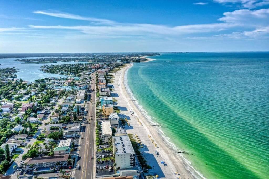 Sunset Beach Suites Of Madeira Beach! Pet Friendly Summer Getaway! Steps To Beach! - Suite 10 เซนต์พีทบีช ภายนอก รูปภาพ