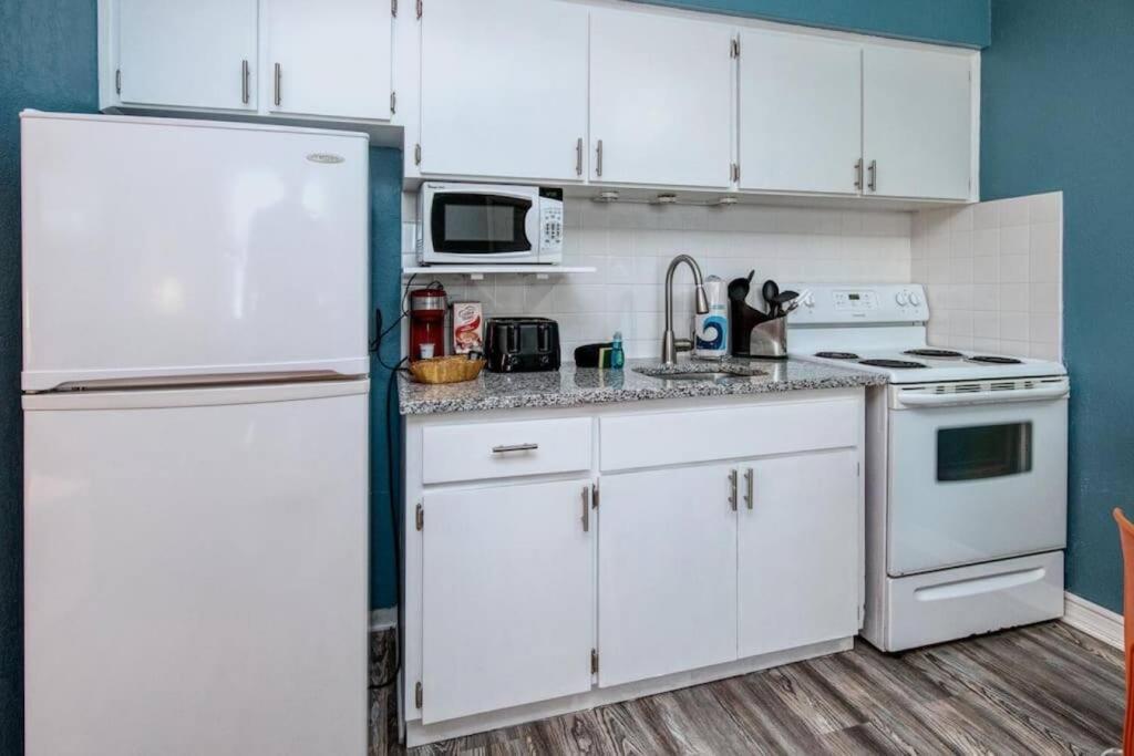 Sunset Beach Suites Of Madeira Beach! Pet Friendly Summer Getaway! Steps To Beach! - Suite 10 เซนต์พีทบีช ภายนอก รูปภาพ